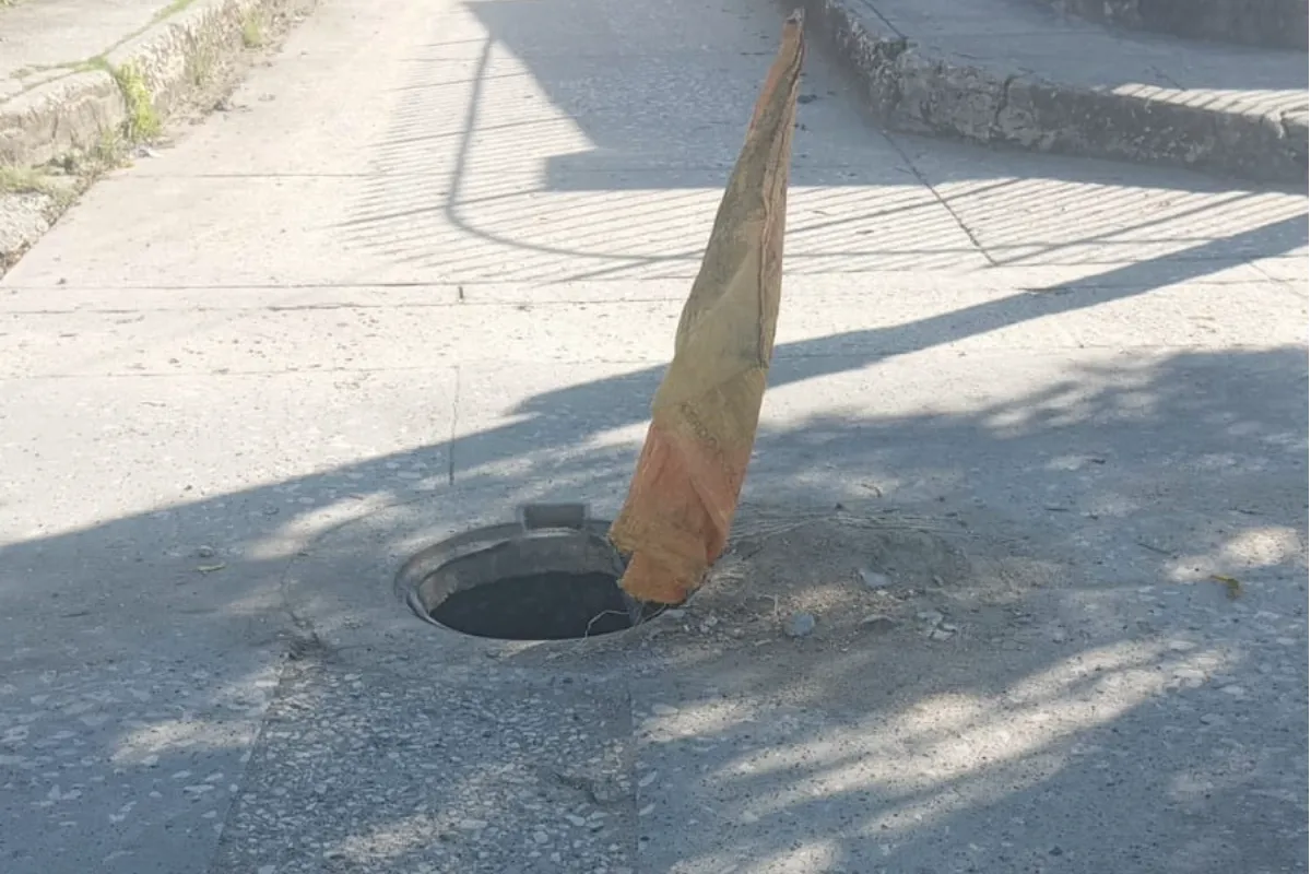 Alcantarilla sin tapa ponde en riesgo a la comunidad