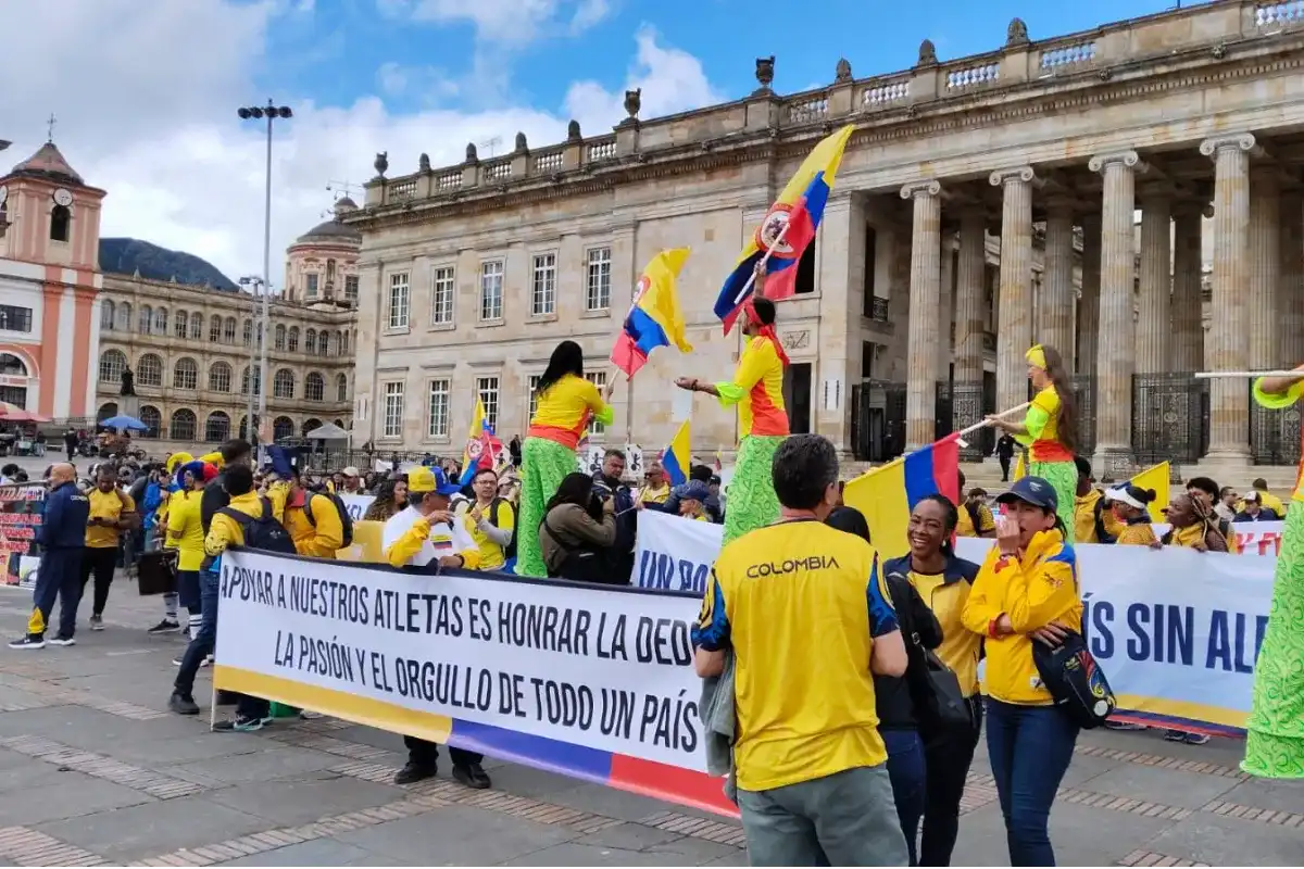 Deportistas protestan en la Plaza de Bolívar por recorte al presupuesto del deporte
