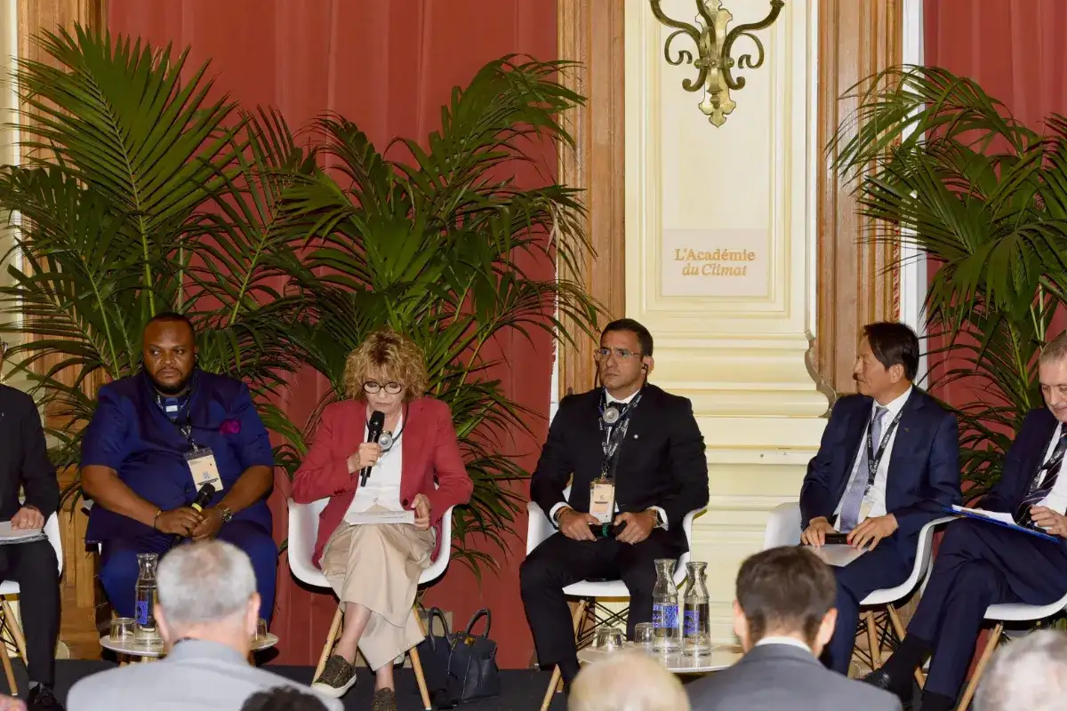 Montería dice presente en París: Alcalde Hugo Kerguelén expone visión de ciudad cercana y verde
