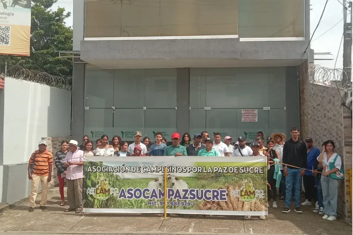 Campesinos mantienen toma de la sede de la ANT Sucre