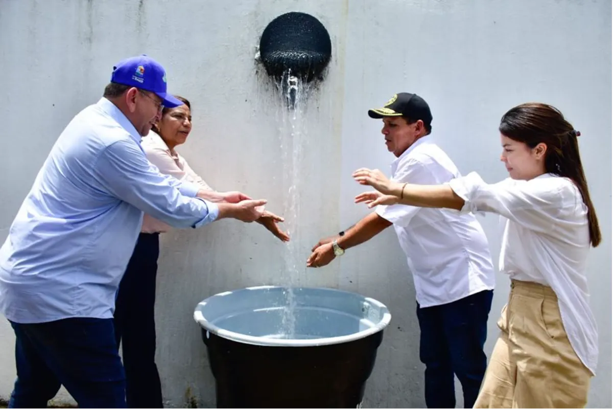 Gobernadora, Aguas de Sucre y alcalde entregaron proyecto de agua