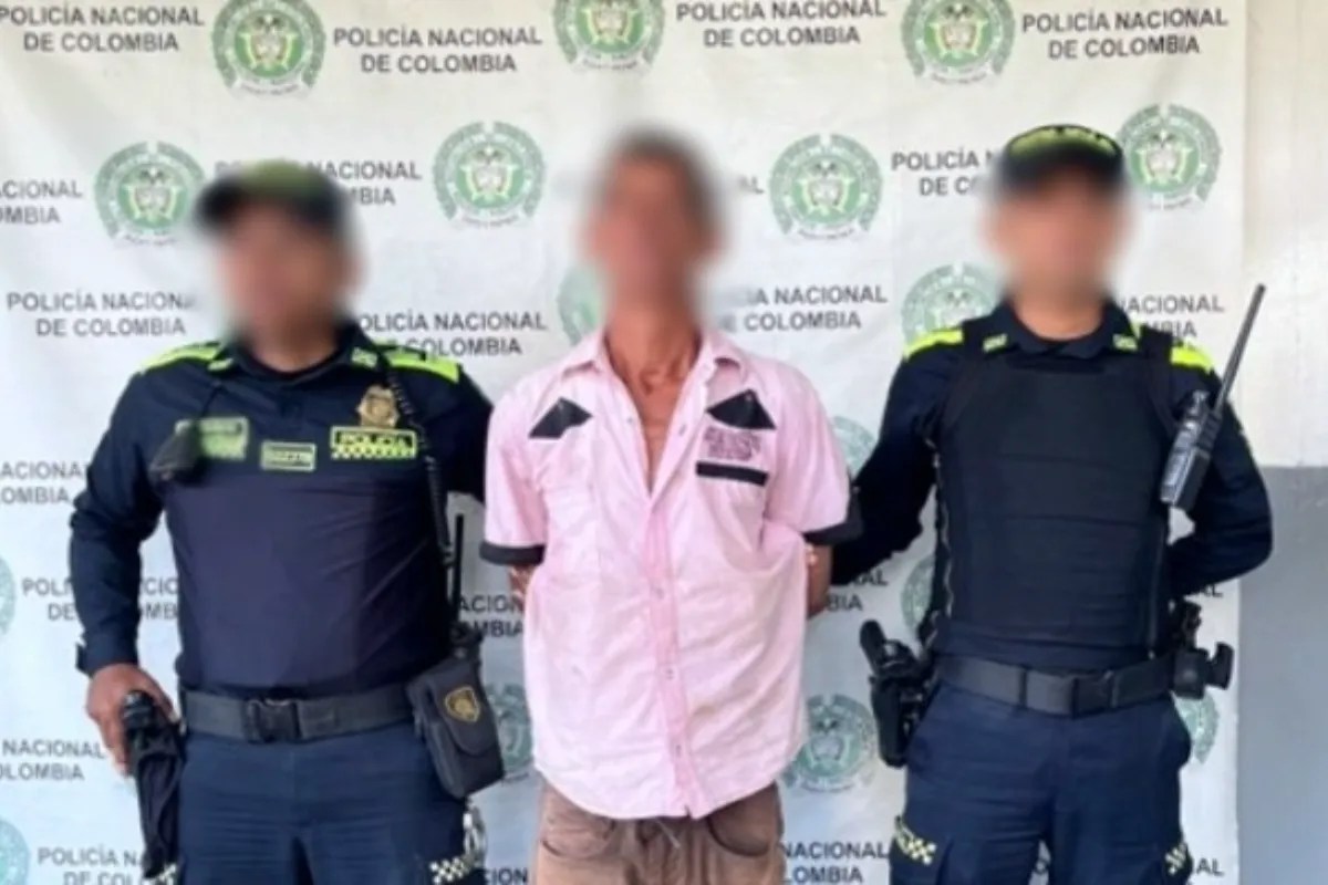Pillado dañando una puerta ajena