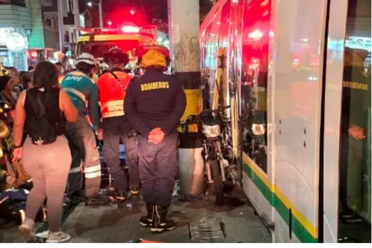 Motociclista quedó atrapado entre tranvía y un poste en Medellín