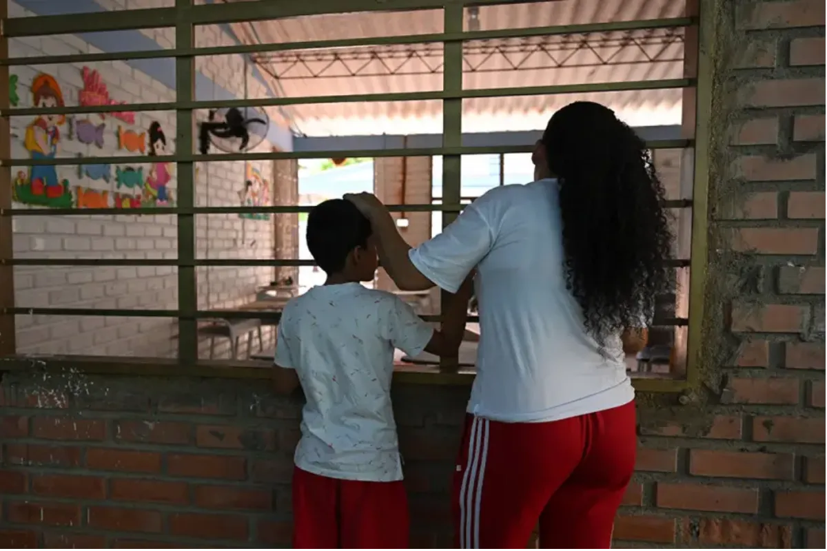 Cada 15 días una escuela queda en medio del fuego cruzado