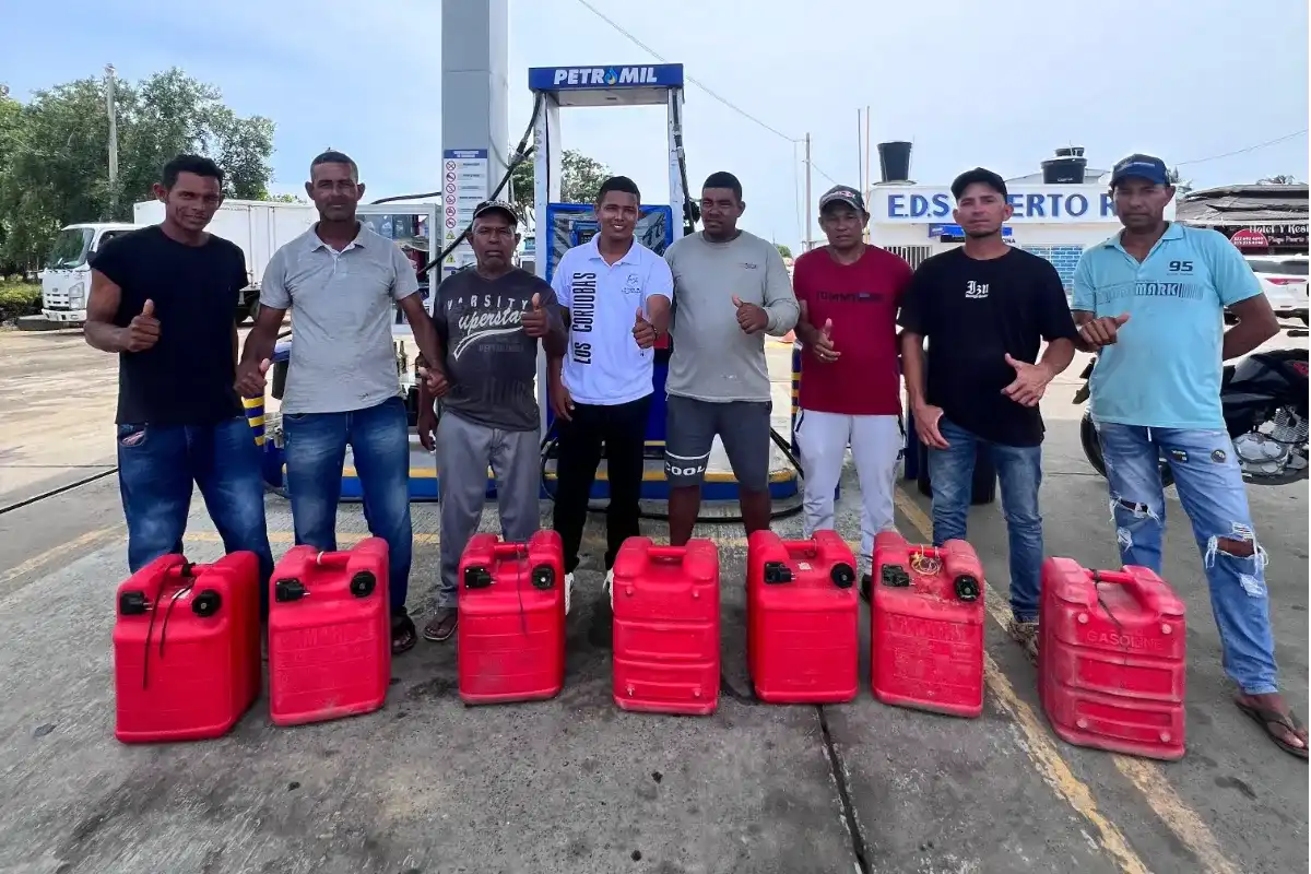 Alcalde de Los Córdobas entrega combustible mensual a pescadores