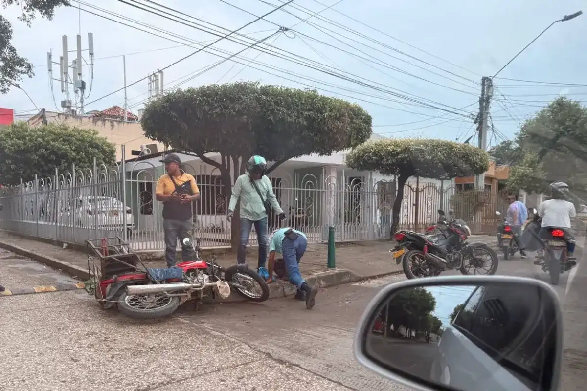 Choque de motos deja cuatro lesionados