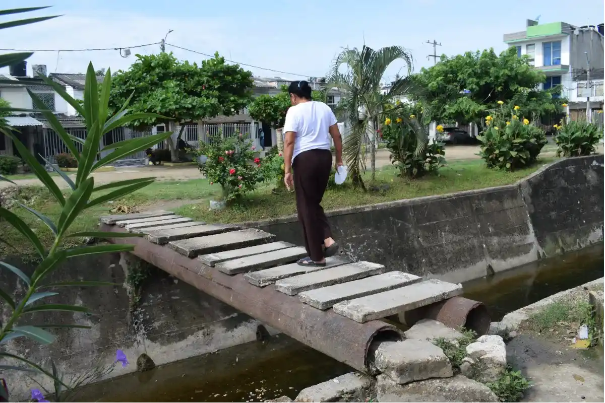Todo un viacrucis para poder pasar un puente, piden a Yahir Acuña que se los arregle