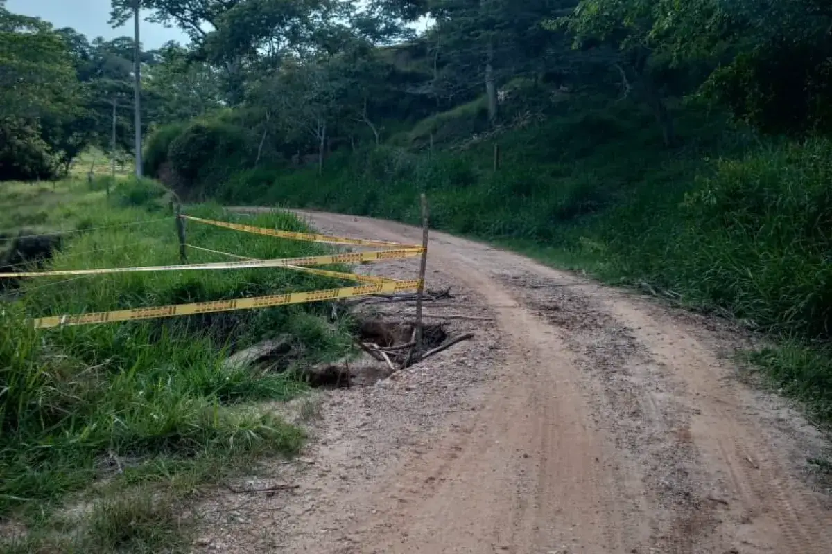 Peligro por gigantesco hueco en zona rural de Pueblo Nuevo