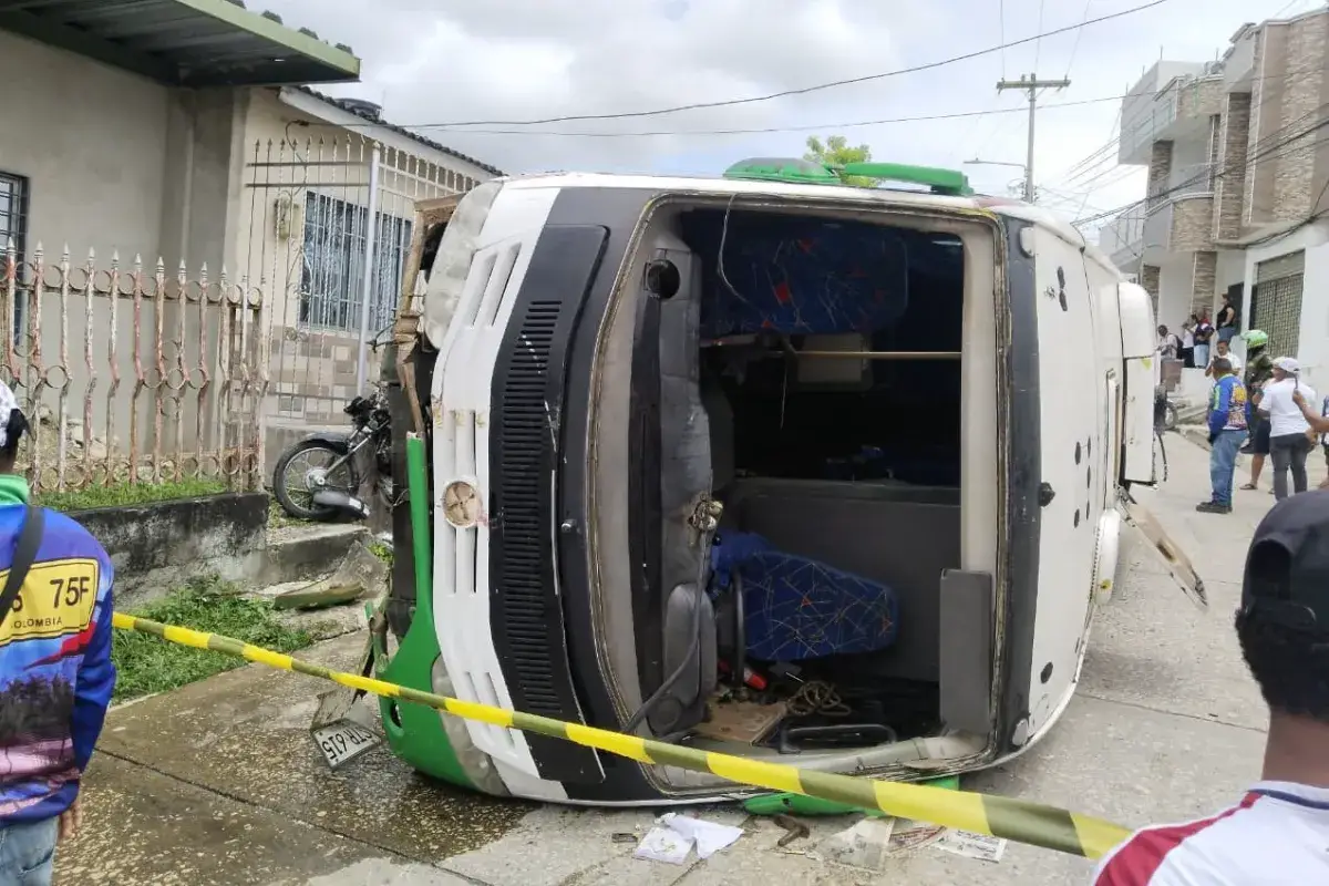 Buseta con usuarios de una EPS se quedó sin frenos y arrolló una motocicleta