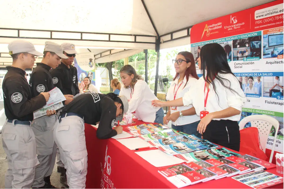 Jóvenes exploran su futuro educativo