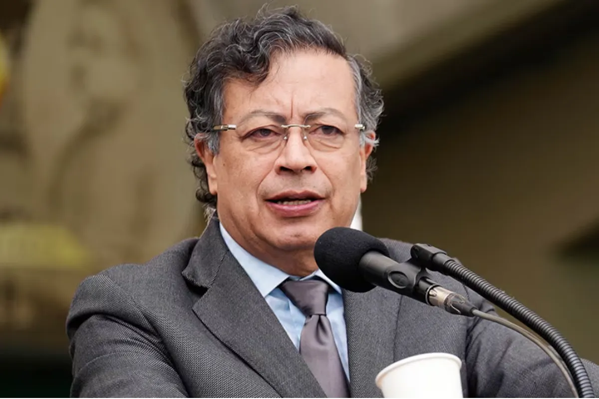 Petro desata tormenta al nombrar a exjefes paramilitares como gestores de paz