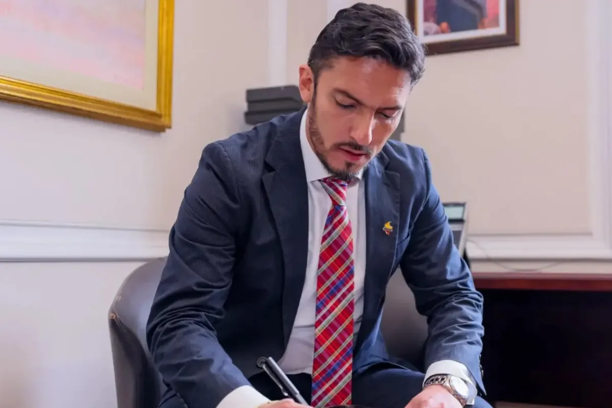 Juan Florián regresa al Ministerio de Igualdad tras polémico fallo y refuerza su equipo
