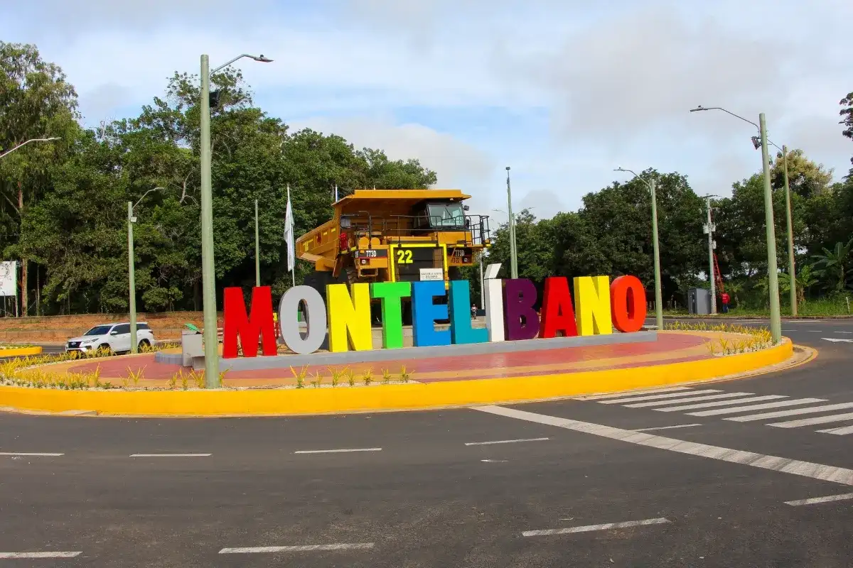 Camión Minero en rotonda de la entrada de Montelíbano: Uno de los atractivos turísticos más llamativos del departamento de Córdoba
