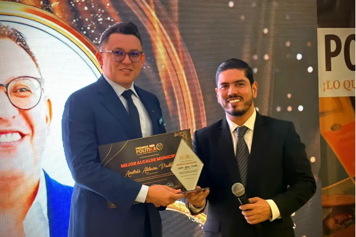 Andrés Aldana recibe premio como Mejor Alcalde Municipal