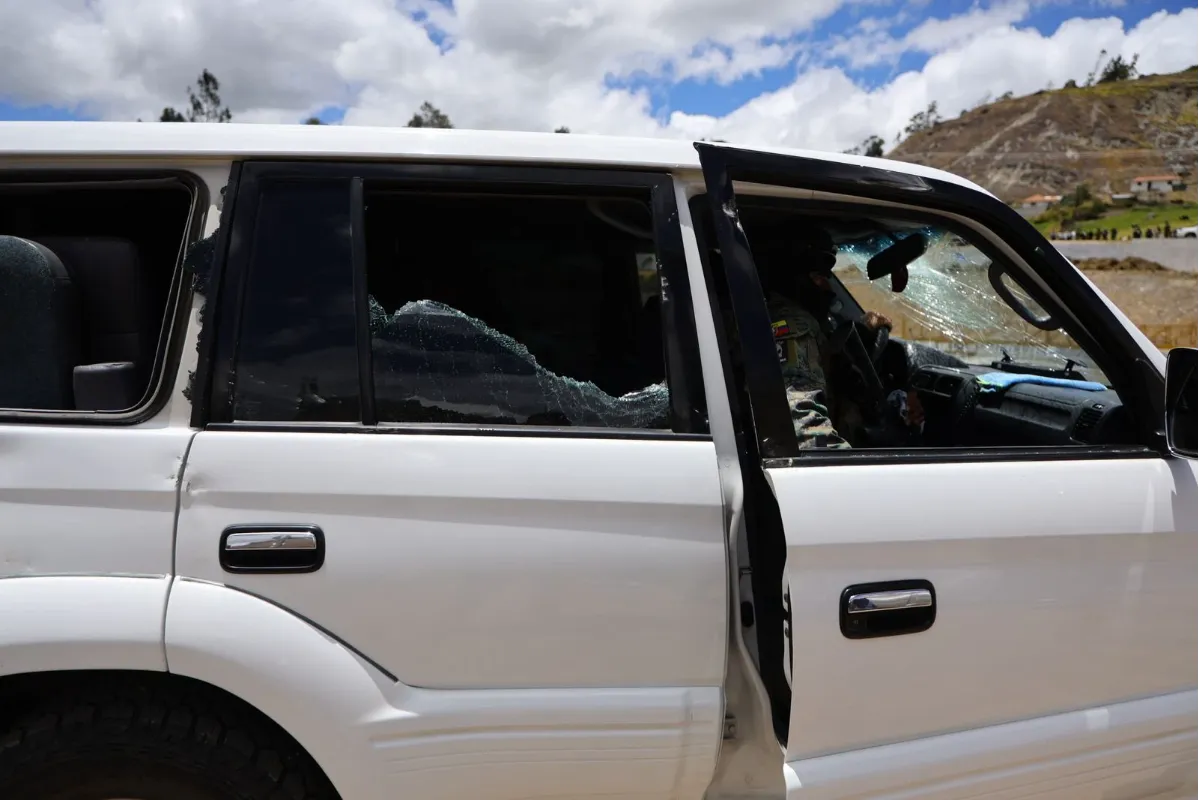Atacan caravana donde se movilizaba el presidente de Ecuador