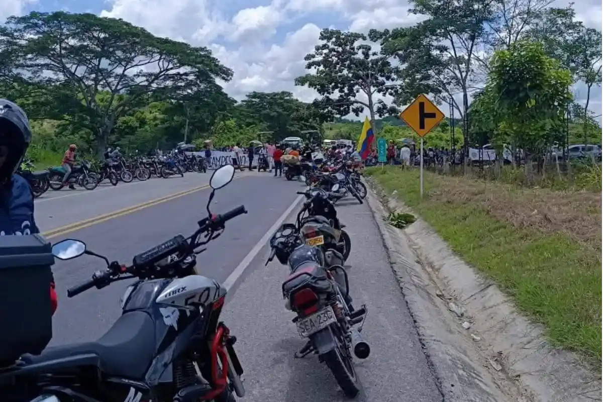 Comunidad bloquea
