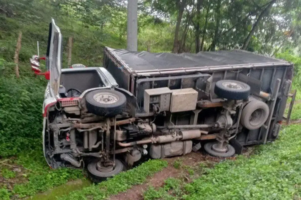 Conductor se salvó, tras volcarse carro