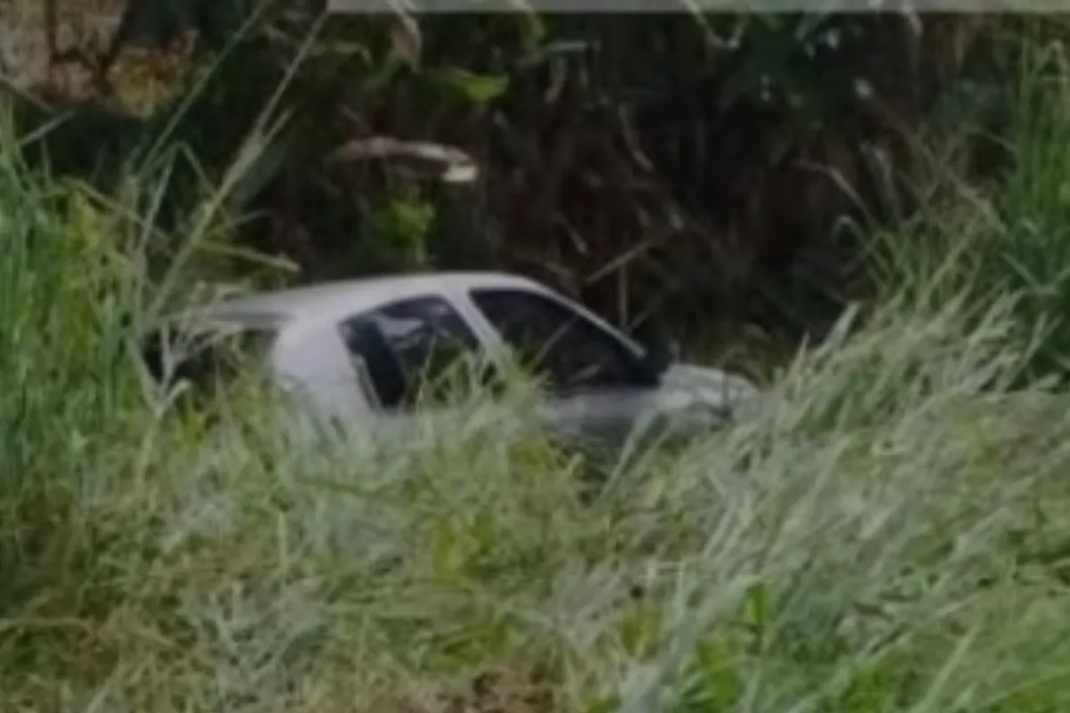 Conductor terminó fuera de la carretera