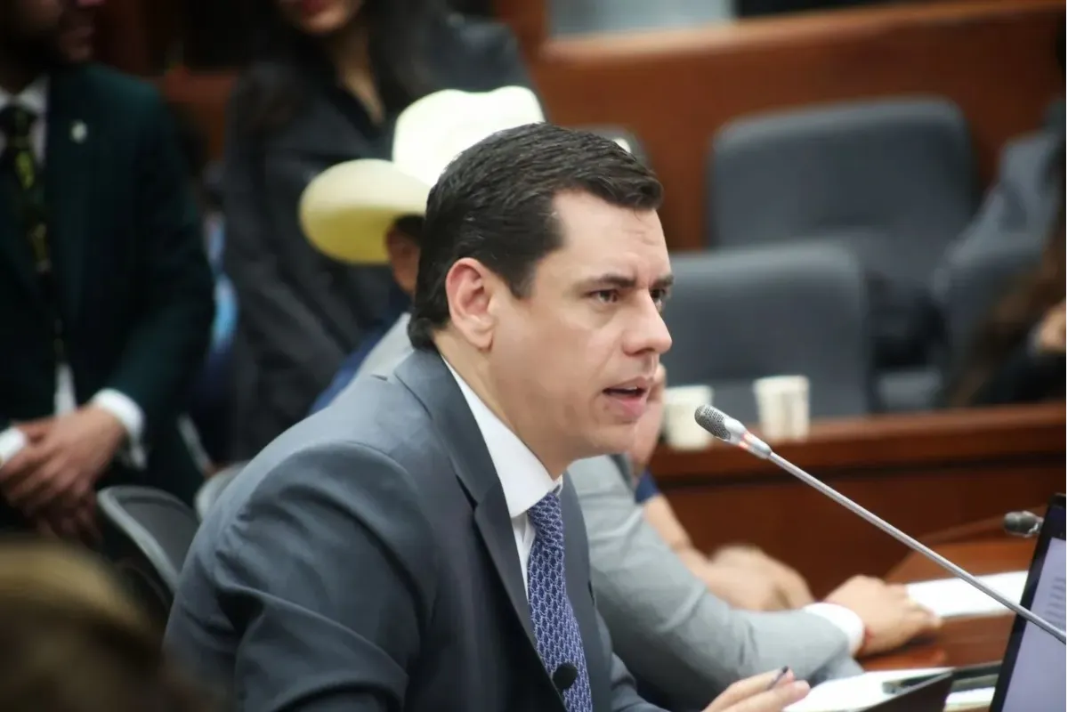 Evitaremos más abusos en tarifas: senador Julio Elías