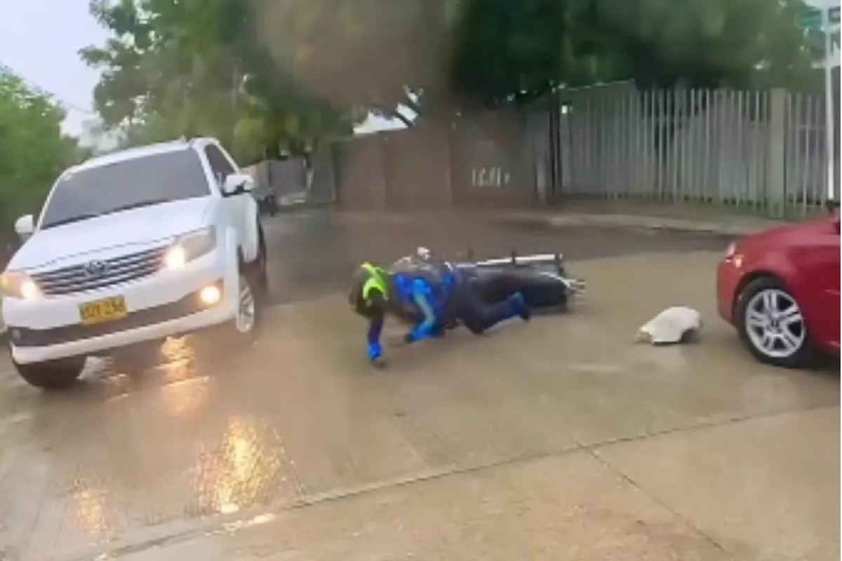 Motociclista gravemente herido en choque con un carro