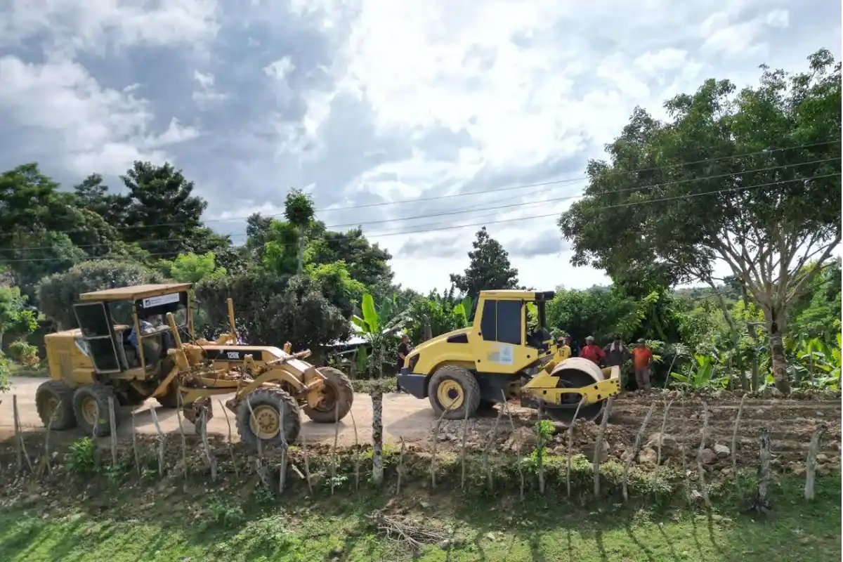 Gobernación de Córdoba mejora la movilidad rural y protege comunidades con maquinaria amarilla