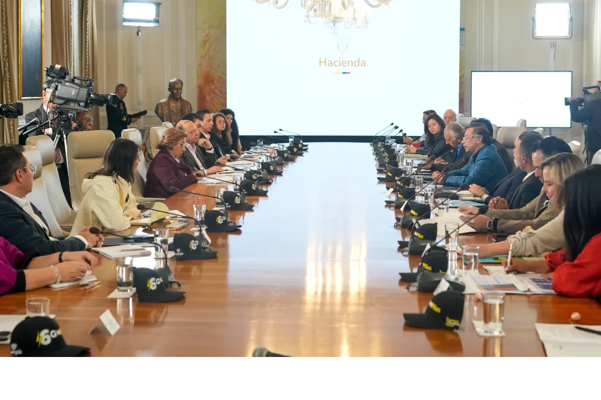 Petro arremetió contra gabinete