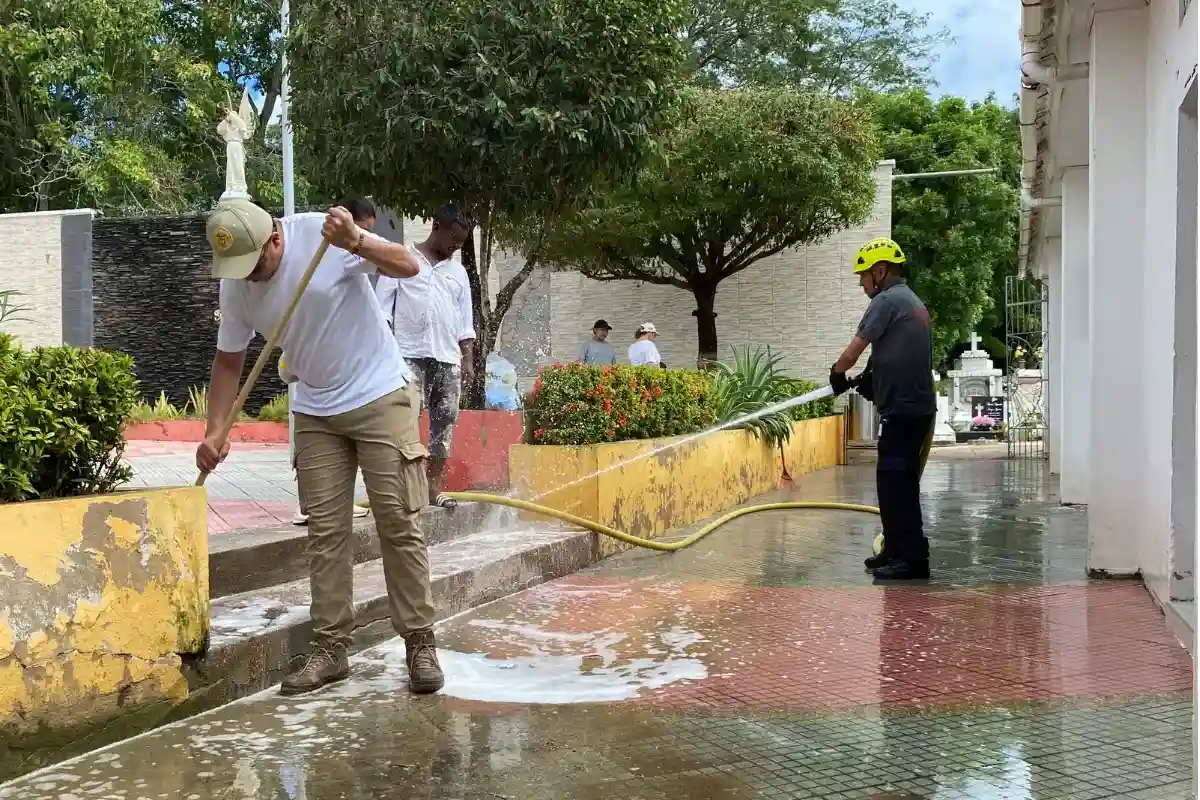 Limpieza y embellecimiento en el cementerio de Sincé
