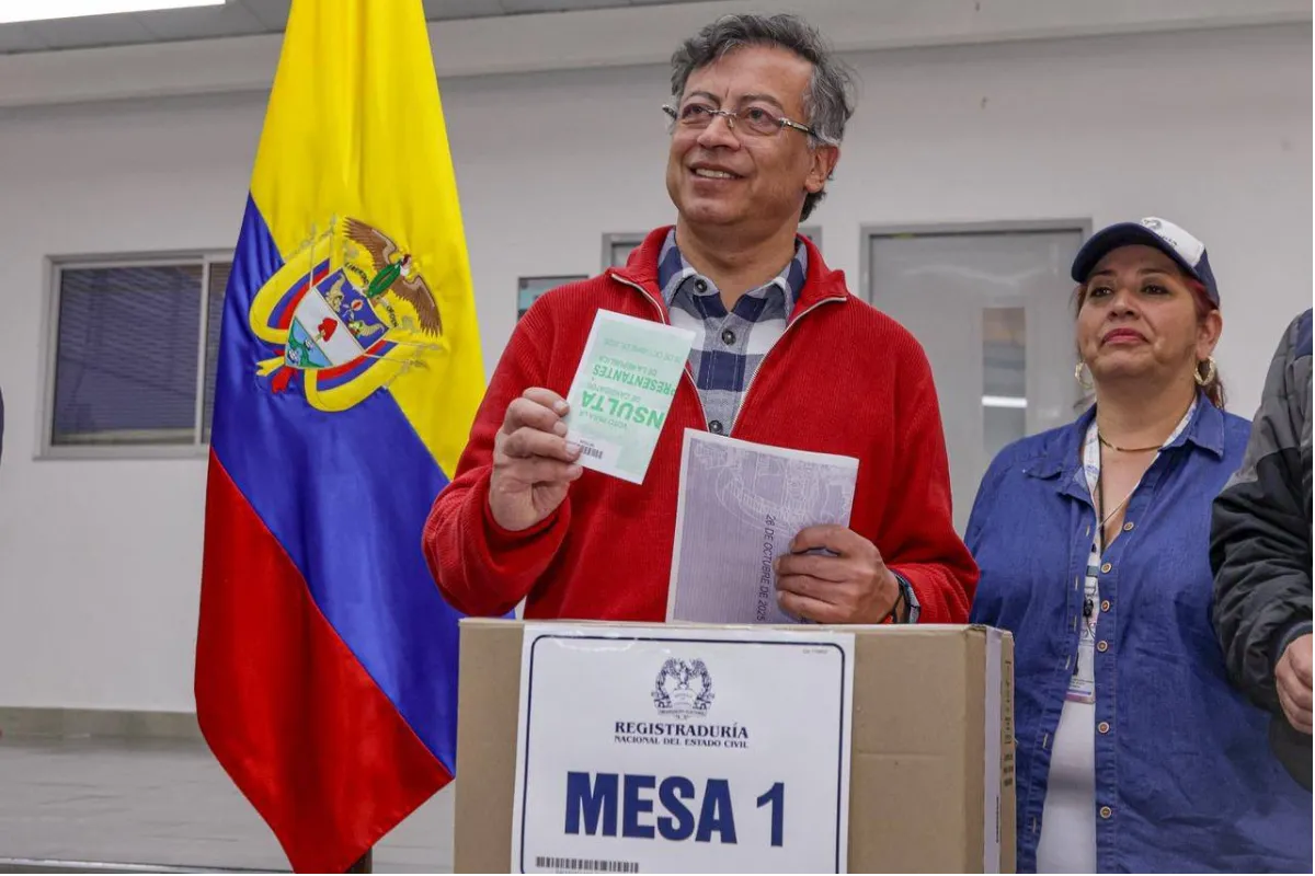 Petro votó y volvió a arremeter contra la Registraduría