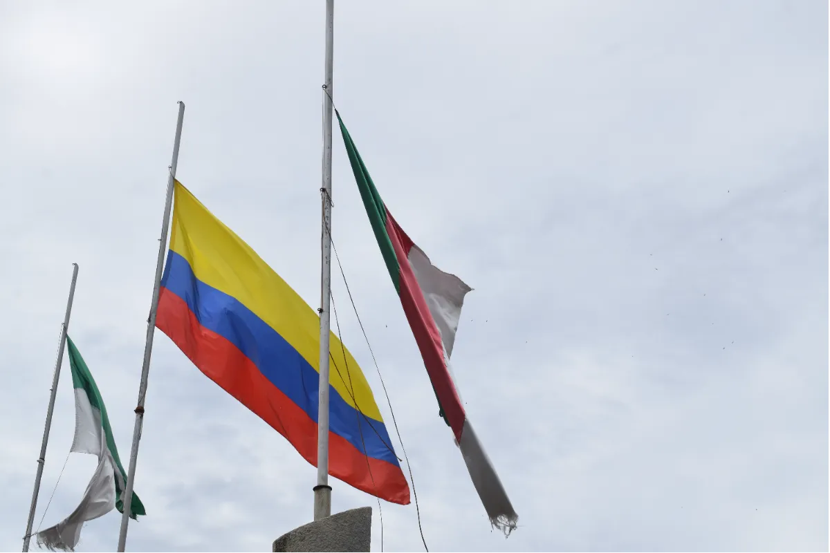 Las banderas de la plaza, piden un cambio