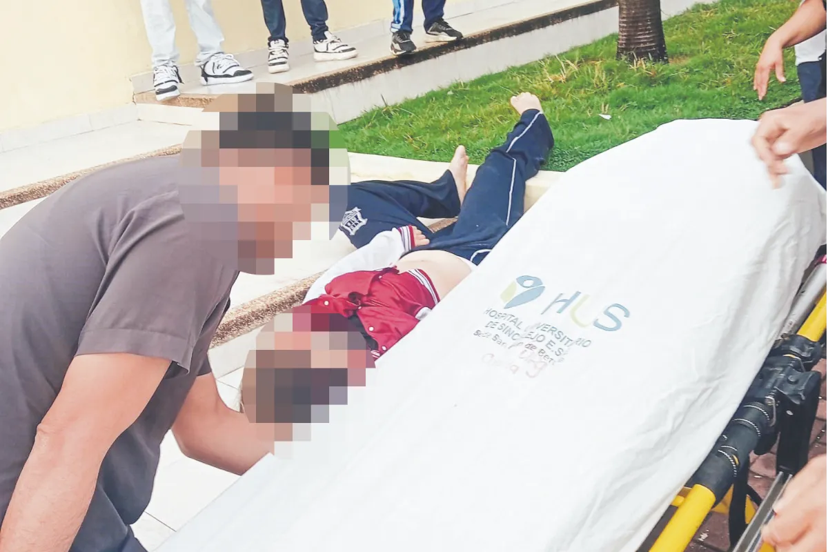 Menor de 17 años se estrelló contra un carro, su estado de salud es delicado