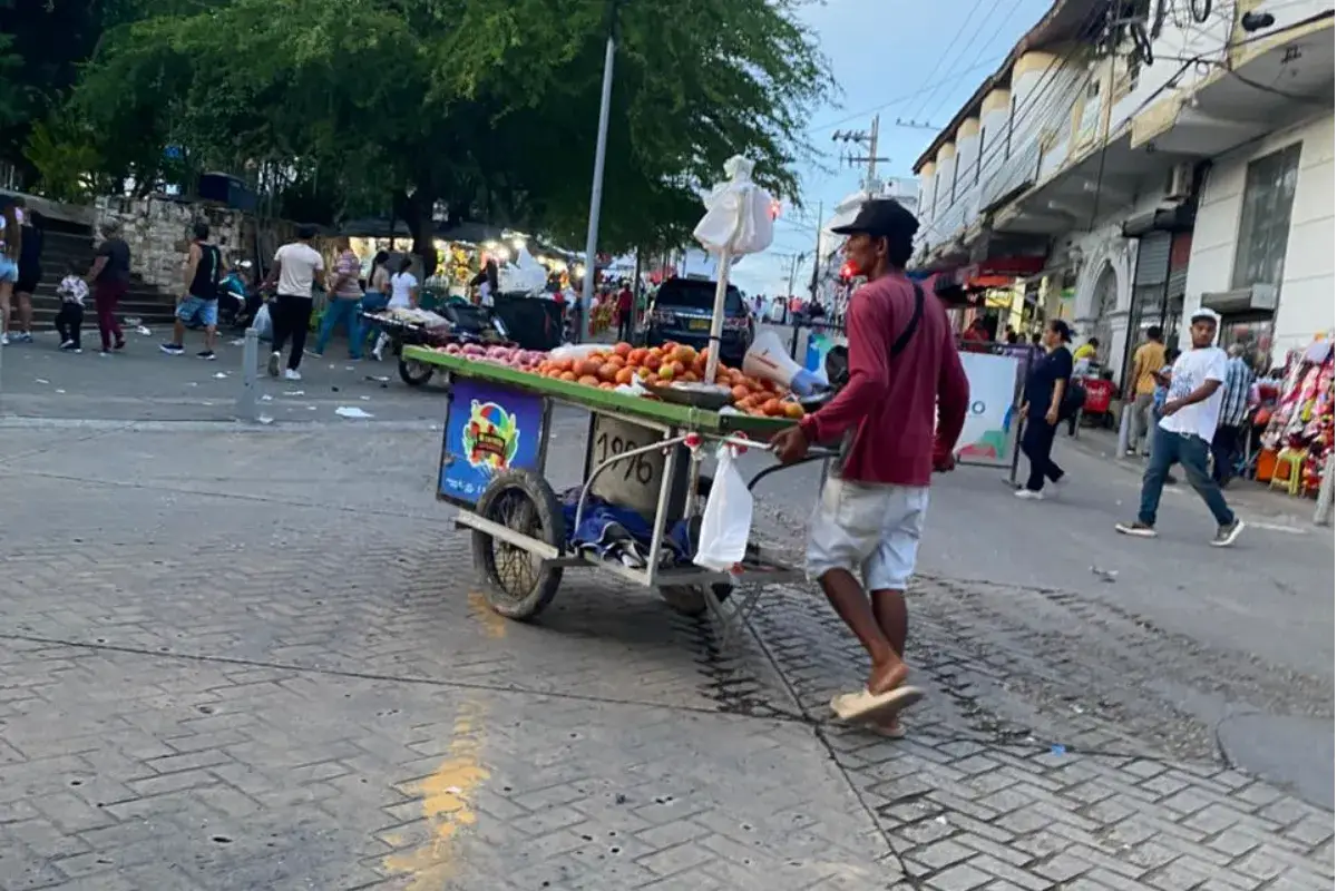 Carretilleros y motociclistas en contravía se pasan por la faja al alcalde Yahir Acuña