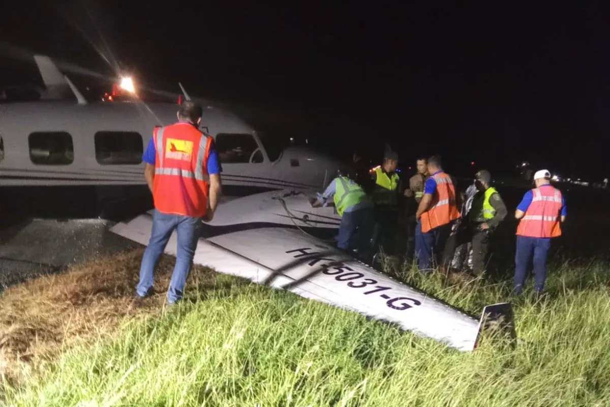 Avioneta, que transportaba a seis personas, presentó una falla en el tren de aterrizaje
