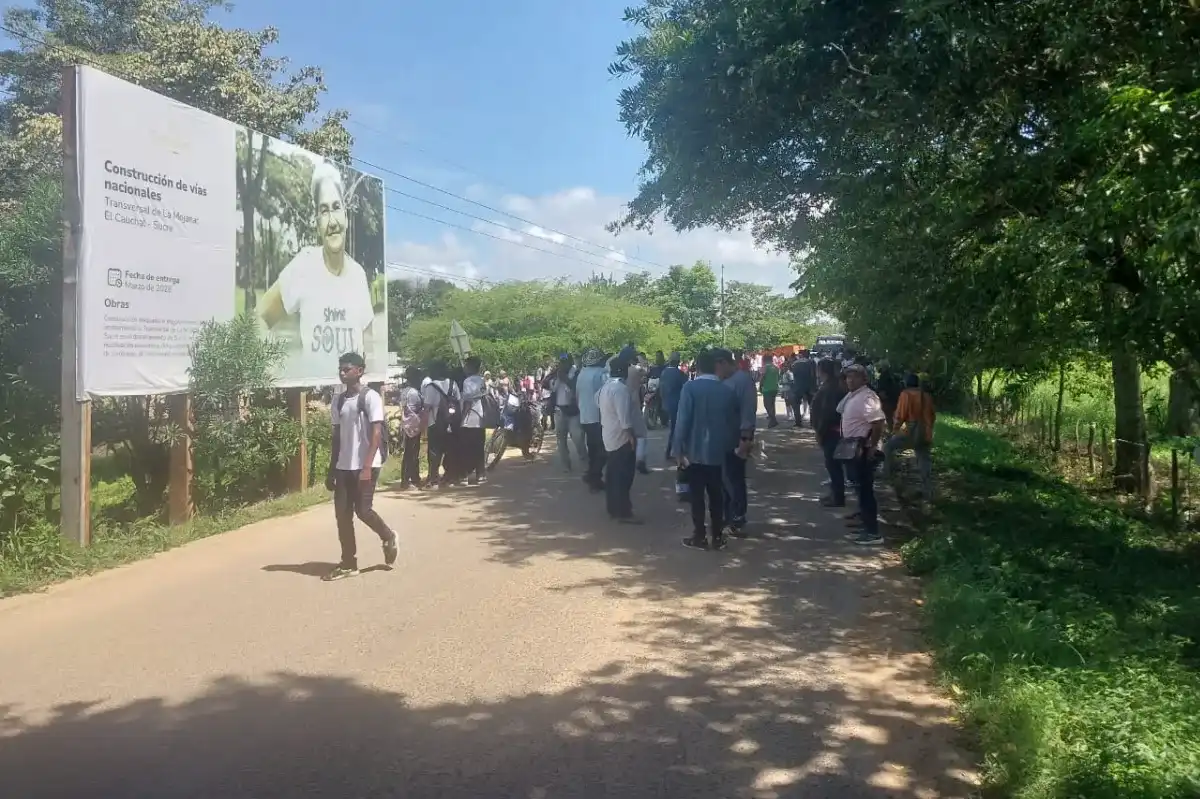 Mojaneros bloquean vía protestando por inconformidades con la obra, el Cauchal- Sucre (Sucre)