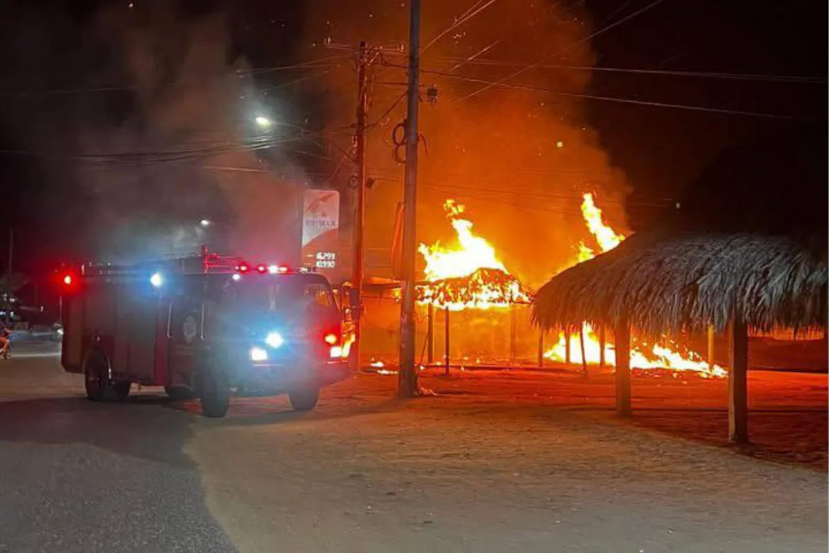 Voraz incendio acabó con un local en San Marcos