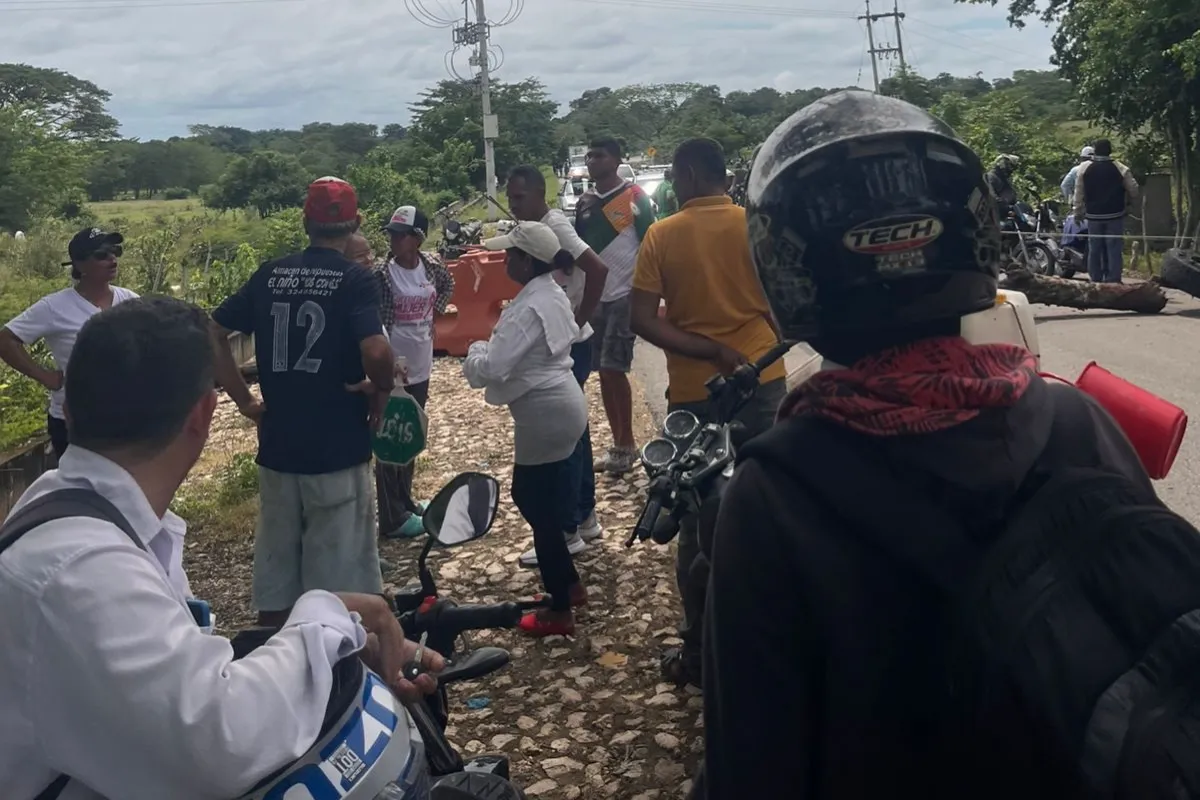 Habitantes de Granada bloquean un tramo de la 'Ruta del Corazón', reclaman reductores de velocidad