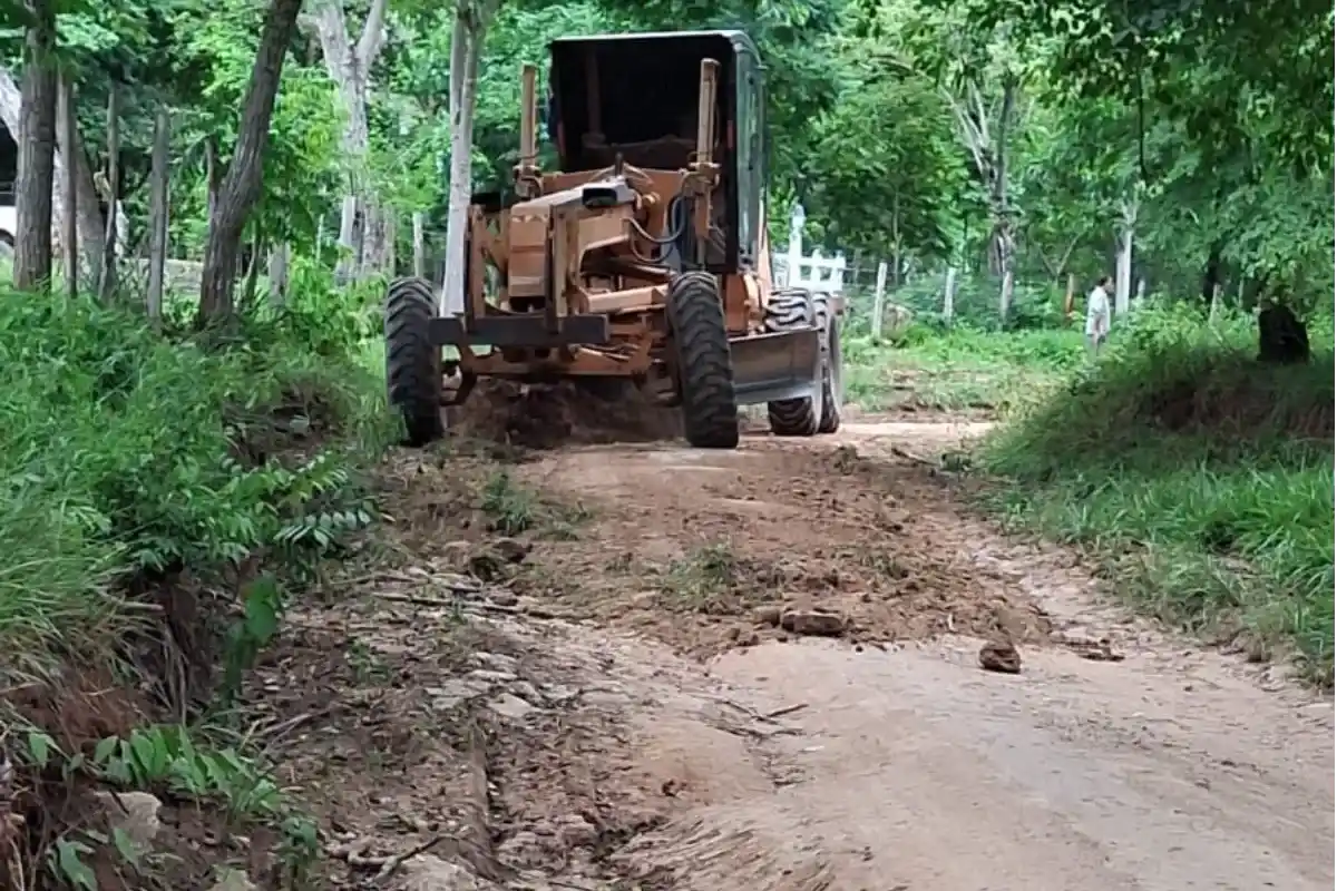 A toda marcha trabaja la maquinaria amarilla en Sahagún