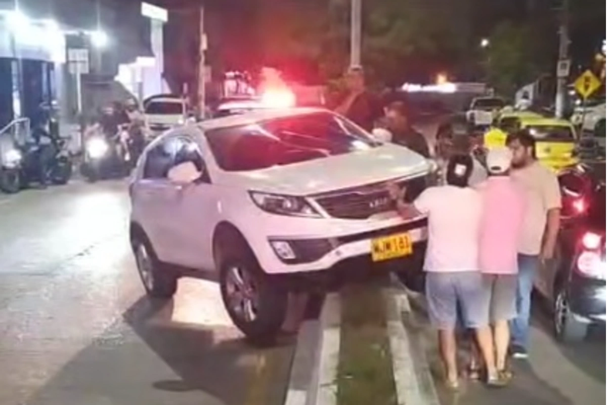 Se trepó en el separador de la avenida Las Peñitas