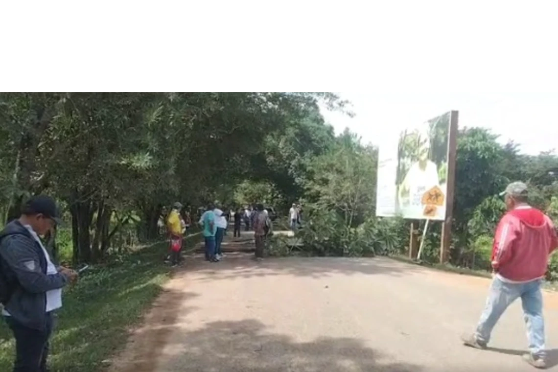 Comunidad mojanera mantiene bloqueada la vía San Marcos- Majagual
