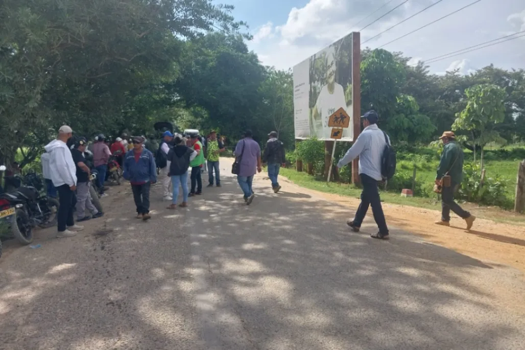 Bloquean la vía San Marcos-Majagual y se declaran en paro indefinido