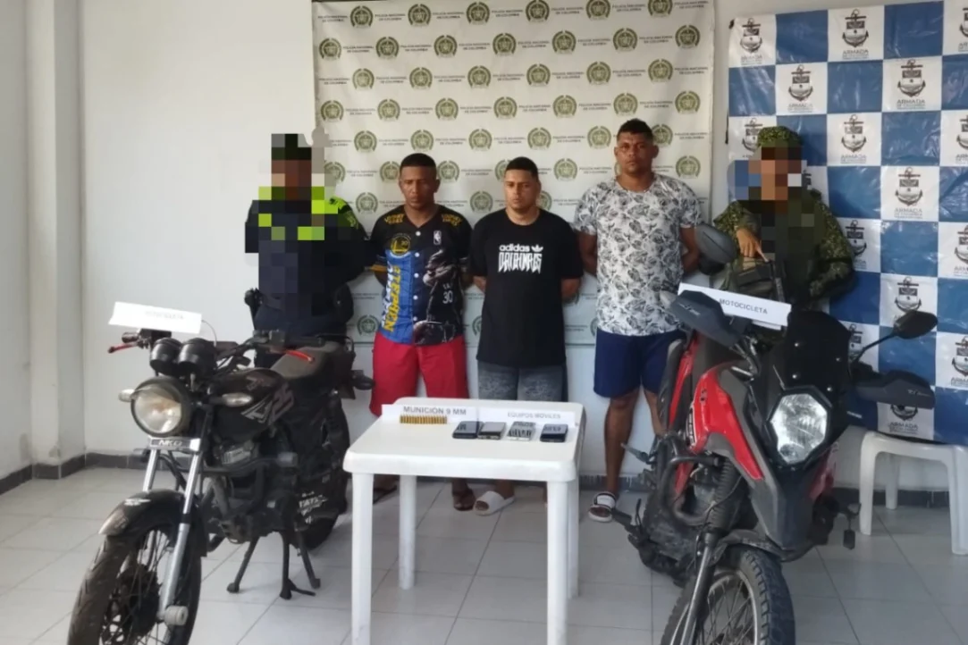 Uno de los capturados tenía una orden judicial vigente por homicidio agravado