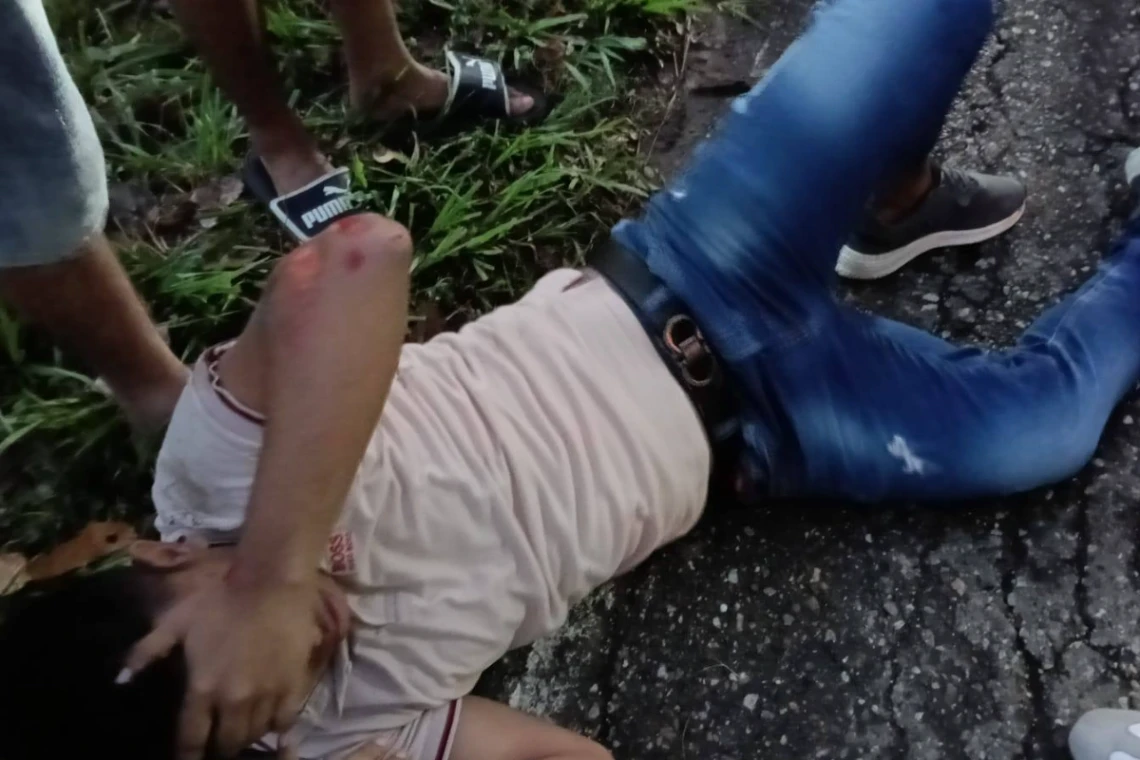 Se le salió una llanta y se accidentó