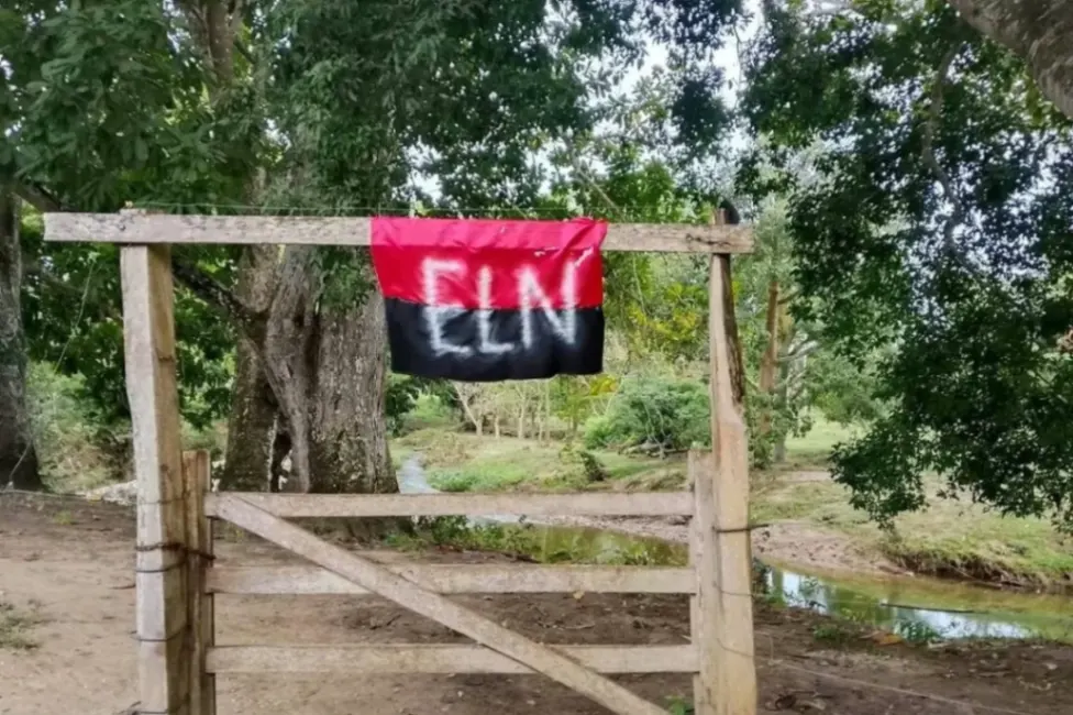 Tensión en Macayepos por aparición de bandera del ELN en la Alta Montaña