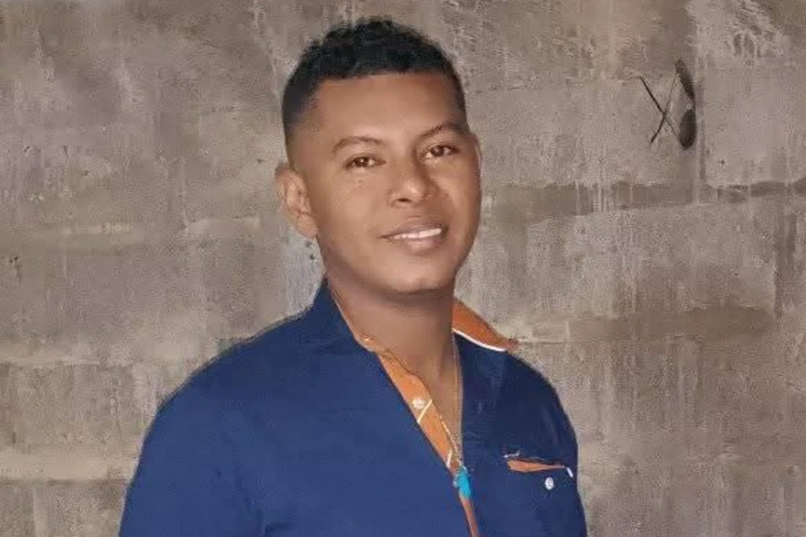 Lo impactó un rayo mientras trabajaba