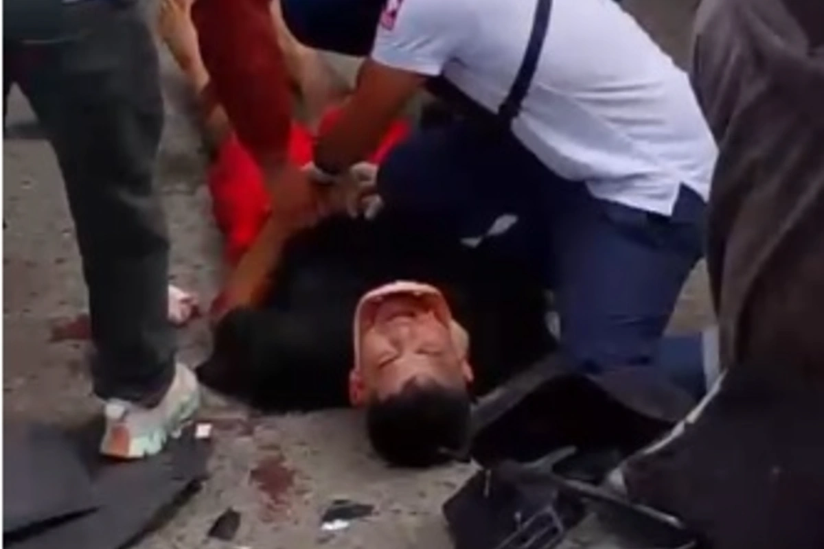 Se le metió a un carro por detrás