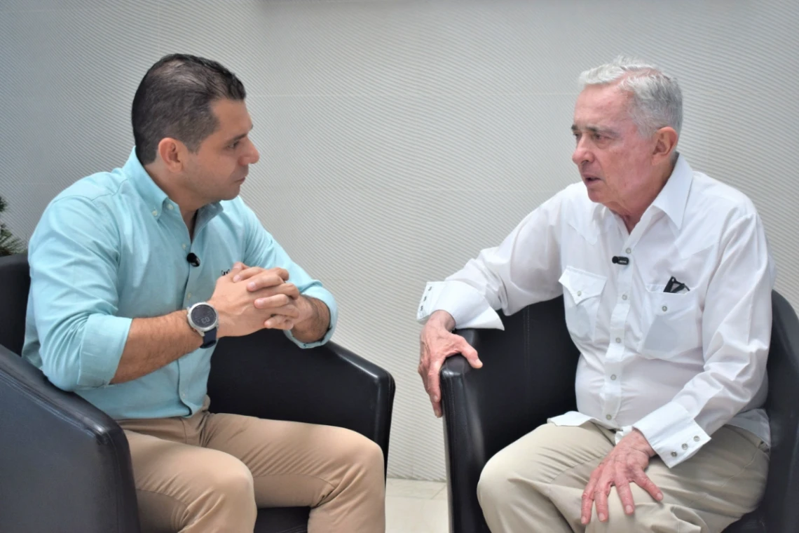 Tenemos que hacer un esfuerzo grande para que la democracia gane: Álvaro Uribe
