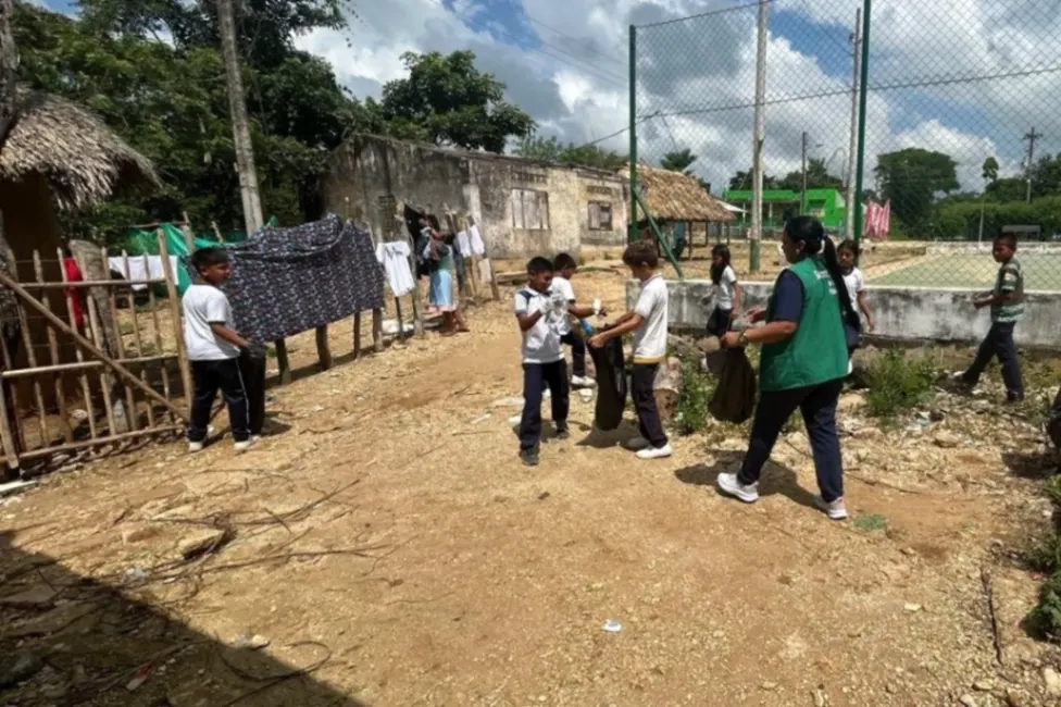 Estudiantes hacen frente al dengue