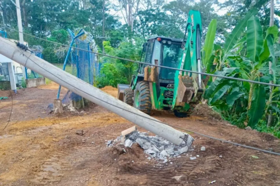 Maquinaria derriba poste y afecta la operación del acueducto de Planeta Rica