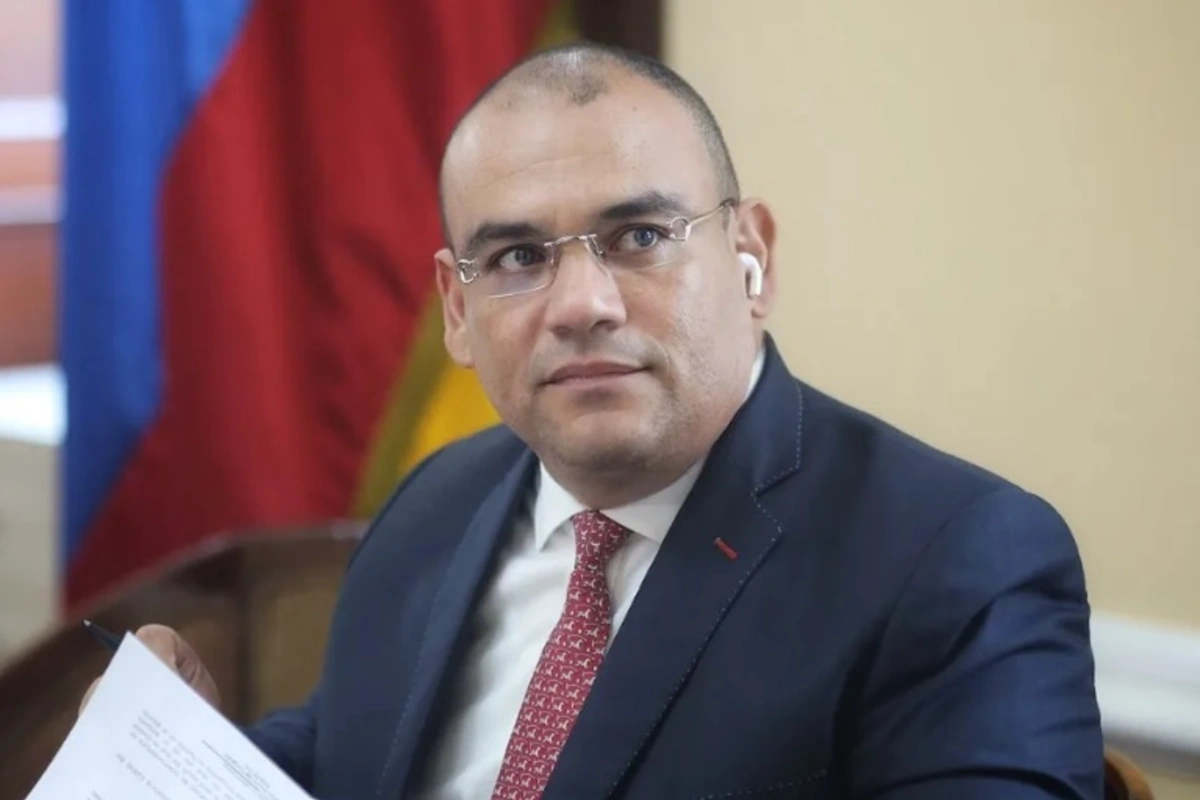 Senador Antonio Correa advierte sobre "ejército paralelo de civiles armados" en Colombia