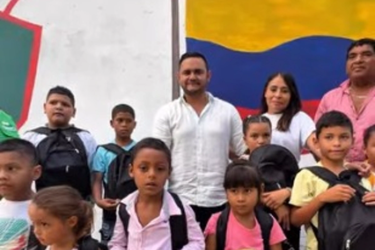 Niños de La Loma, en Corozal recibieron kits escolares