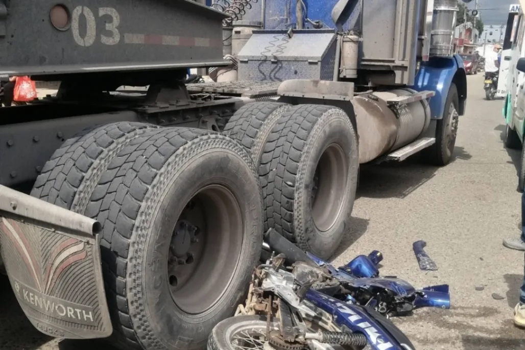 Una tractomula le pasó por encima y lo mató